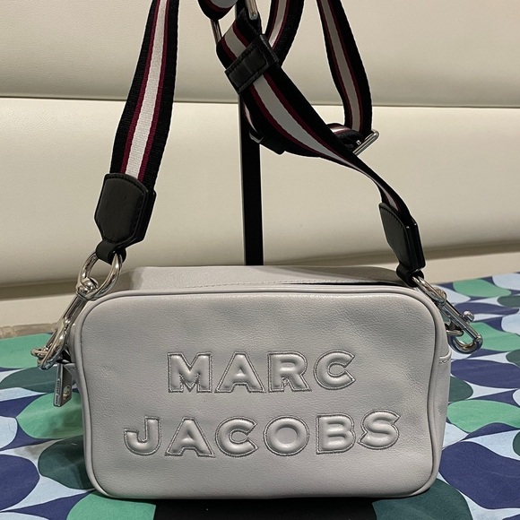 Marc Jacobs Handbags - Marc Jacobs Grey Leather Camera Bag